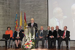 Toda una vida dedicada al colegio le hace merecedor de la insignia "Pro Ecclesia Diocesana"