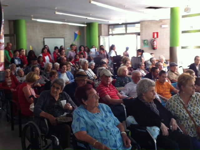 EL CORO JUVENIL MISIONERO EN EL GERIÁTRICO DE ORIHUELA.