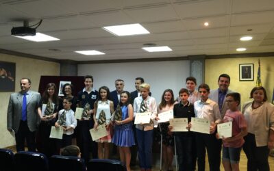 Cox entrega muchos premios a alumnos del  Colegio