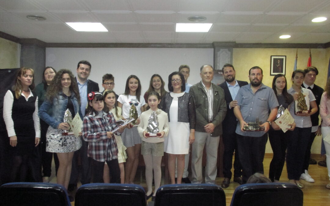 Cox entrega premios a alumnos del colegio