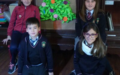 LOS ALUMNOS DEL COMEDOR DECORAN LA BIBLIOTECA CON UN  ÁRBOL DE NAVIDAD