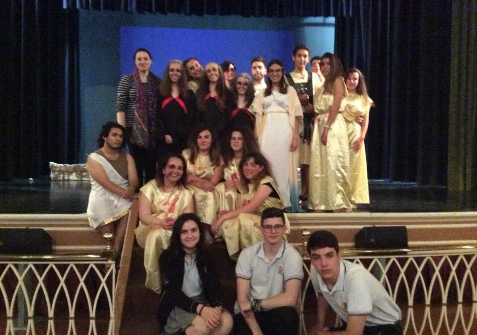 ALUMNOS DEL COLEGIO EN EL GRUPO DE TEATRO DE COX