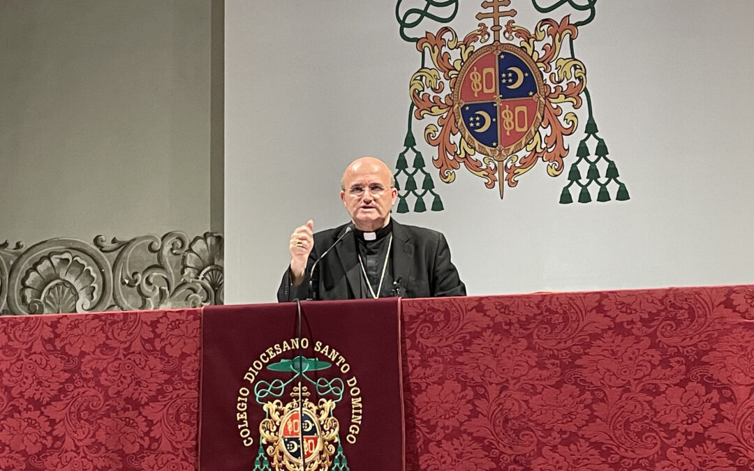 Nuestro Obispo realiza la segunda catequesis sobre el "Padre-nuestro" desde nuestro colegio