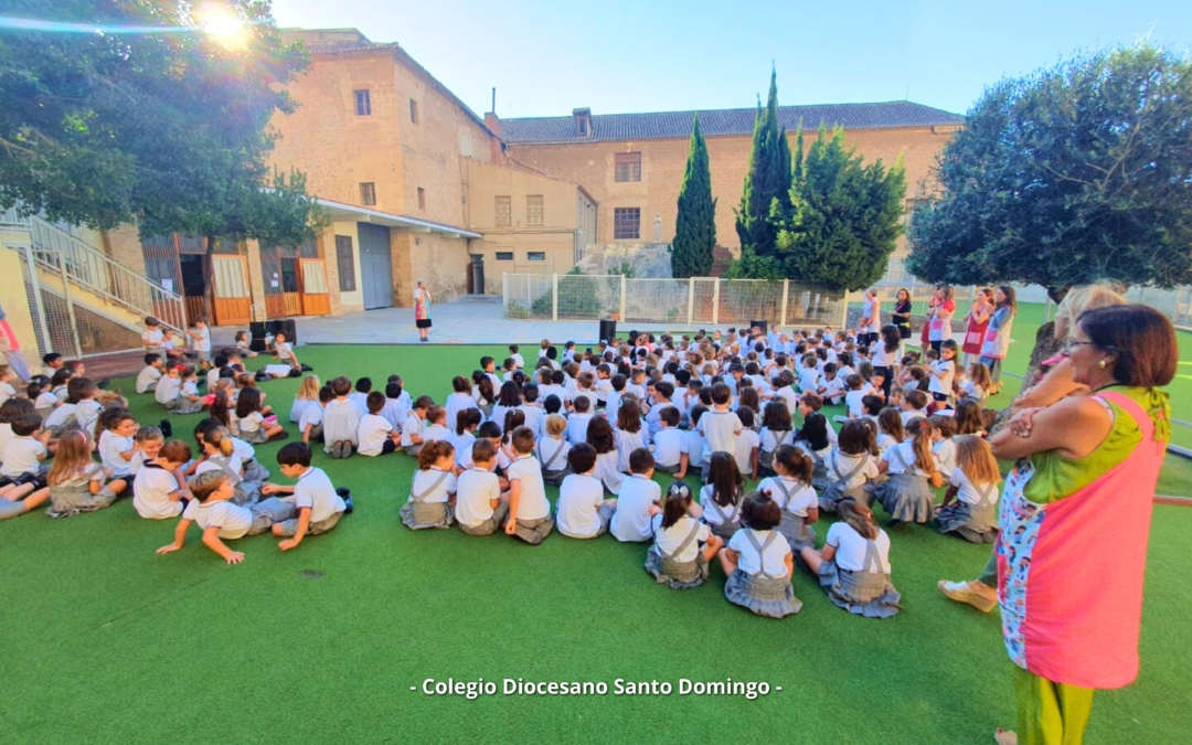 Oración especial con los pequeños estudiantes de Educación Infantil