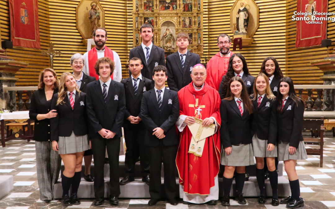 Alumnos de 1º y 2º de Bachillerato reciben el Sacramento de la Confirmación